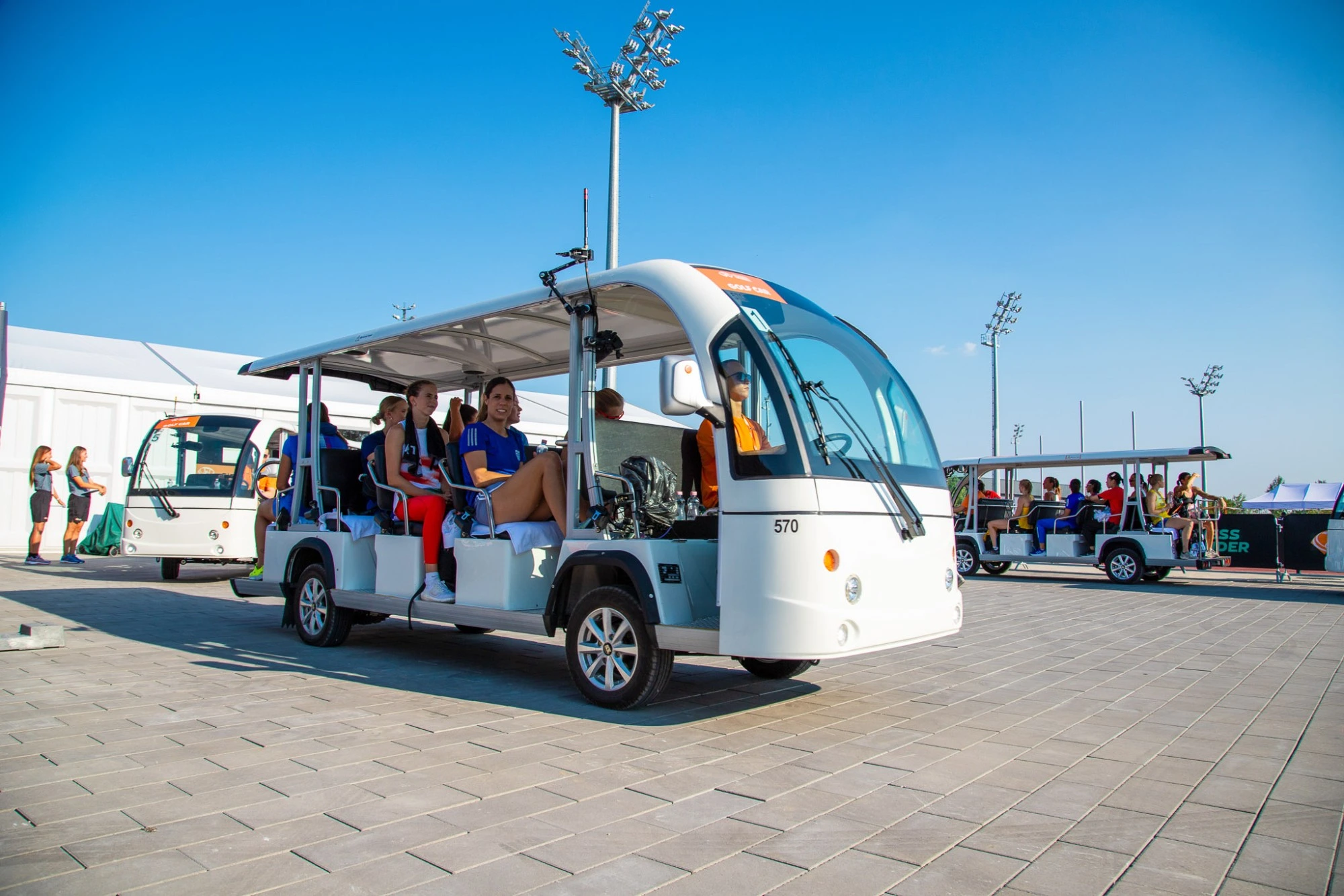 BirdieCar Joyride elektromos buszok személyszállítás közben egy sporteseményen