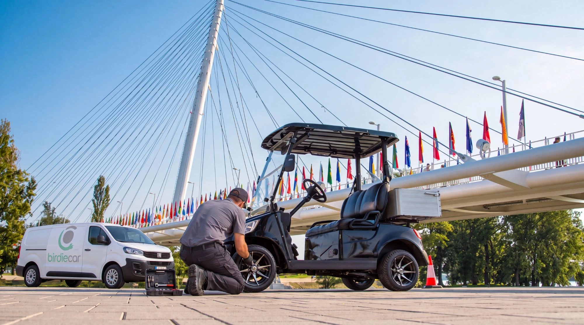 BirdieCar szerviztechnikus golfautó kerekét szereli a szervizautó mellett